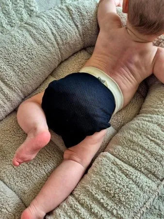 Baby auf dem Bauch mit kniti