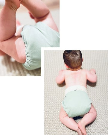 Kind krabbelt mit kniti in Salbeigrün