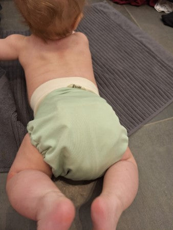 Baby mit kniti salbeigrün