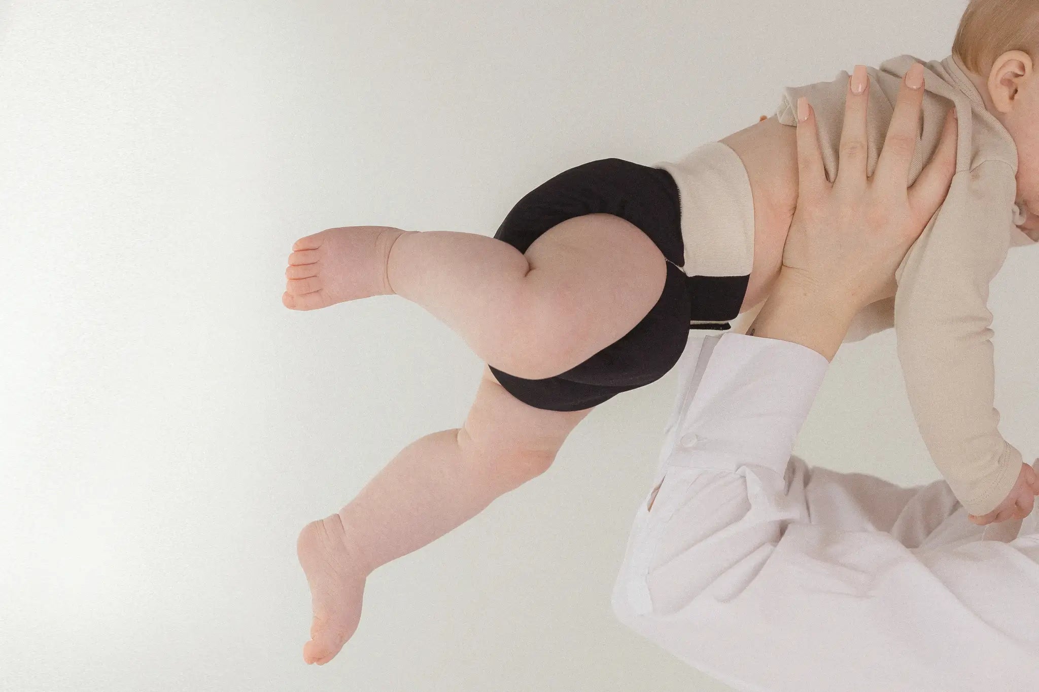 Person hält Kind in der Luft