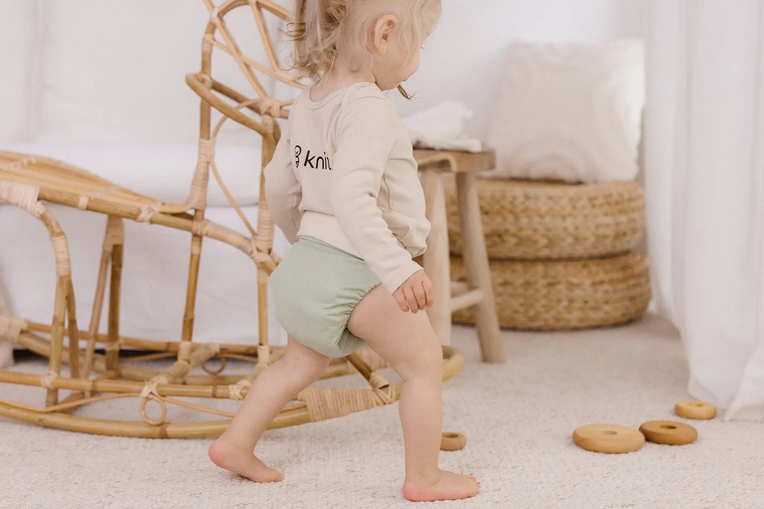 Baby mit kniti an läuft