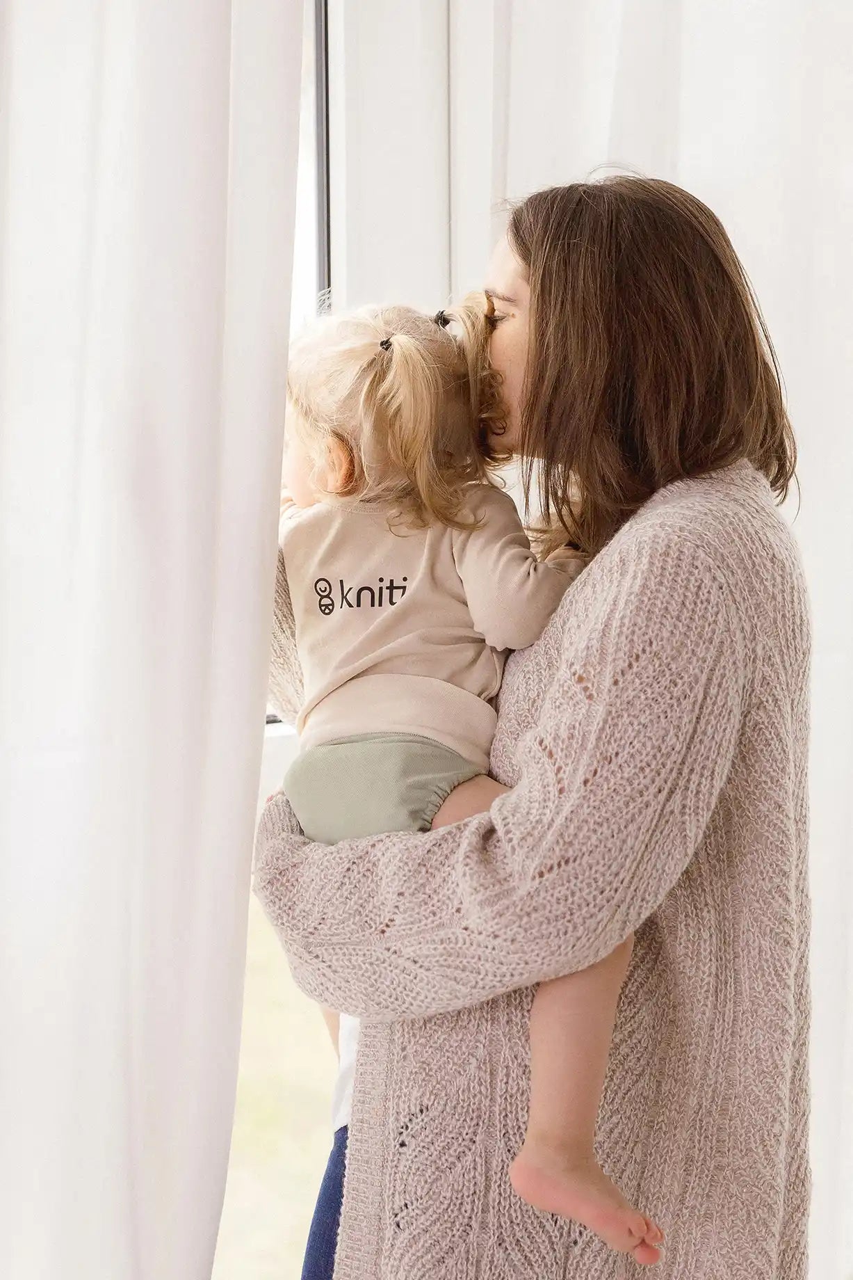 Mutter mit Kind im Arm