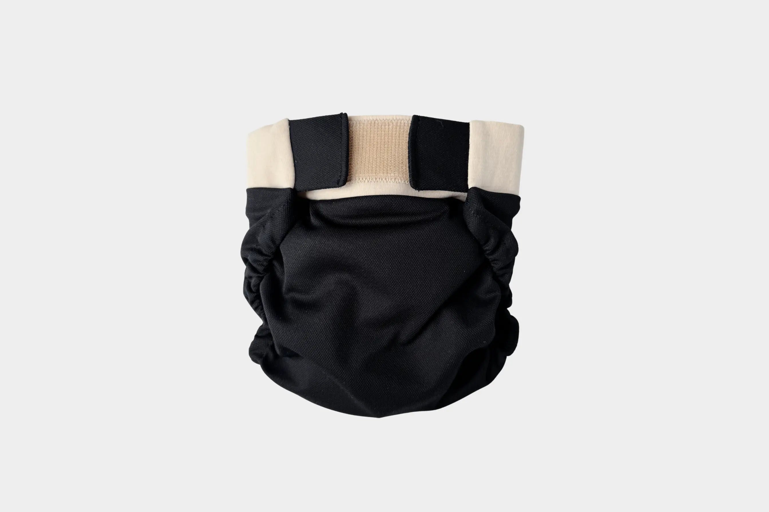 schwarze Windel von vorne