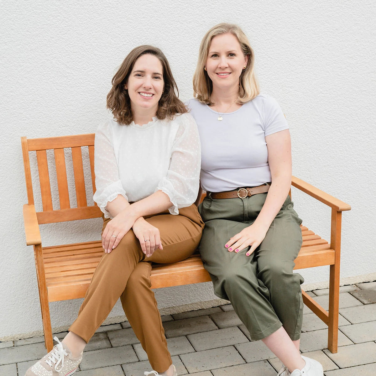 Manuela und Franziska haben mit ihrer Marke kniti nicht nur den Stoffwindelmarkt revolutioniert sondern auch das Hygienesegment für Periode und Blasenschwäche. Sie waren 2025 bei Die Höhle der Löwen und haben ein Millionenpublikum begeistert.