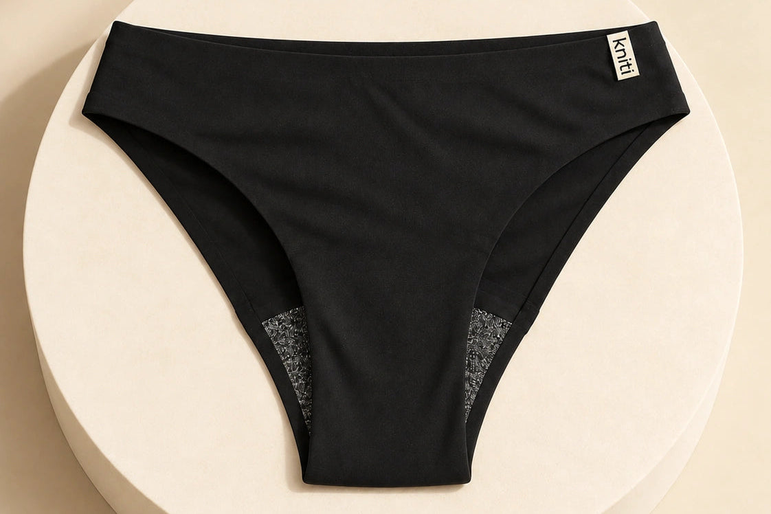 Periodenslip RIo in schwarz von kniti mit Merinooberfläche für ein trockenes Gefühl. Dank TSA core Technologie kein Windelgefühl wie bei vielen anderen Herstellern und trotzdem saugstark für bis zu 12 Tampons.