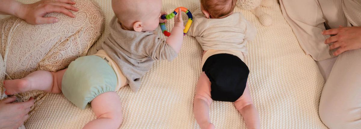 Zwei Babys mit unseren kniti Stoffwindeln. Saugstark und dünn. Kein dicker Windelpopo