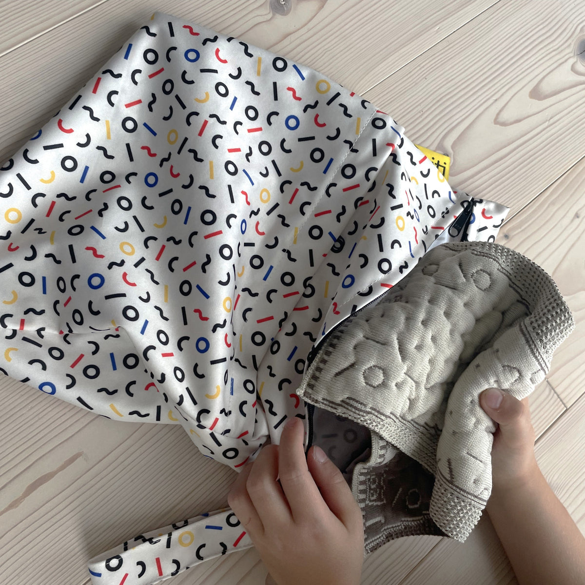 kniti Core Einlage in  Wetbag für unterwegs verstauen. Sodass keine Feuchtigkeit an deine restliche Kleidung kommt.