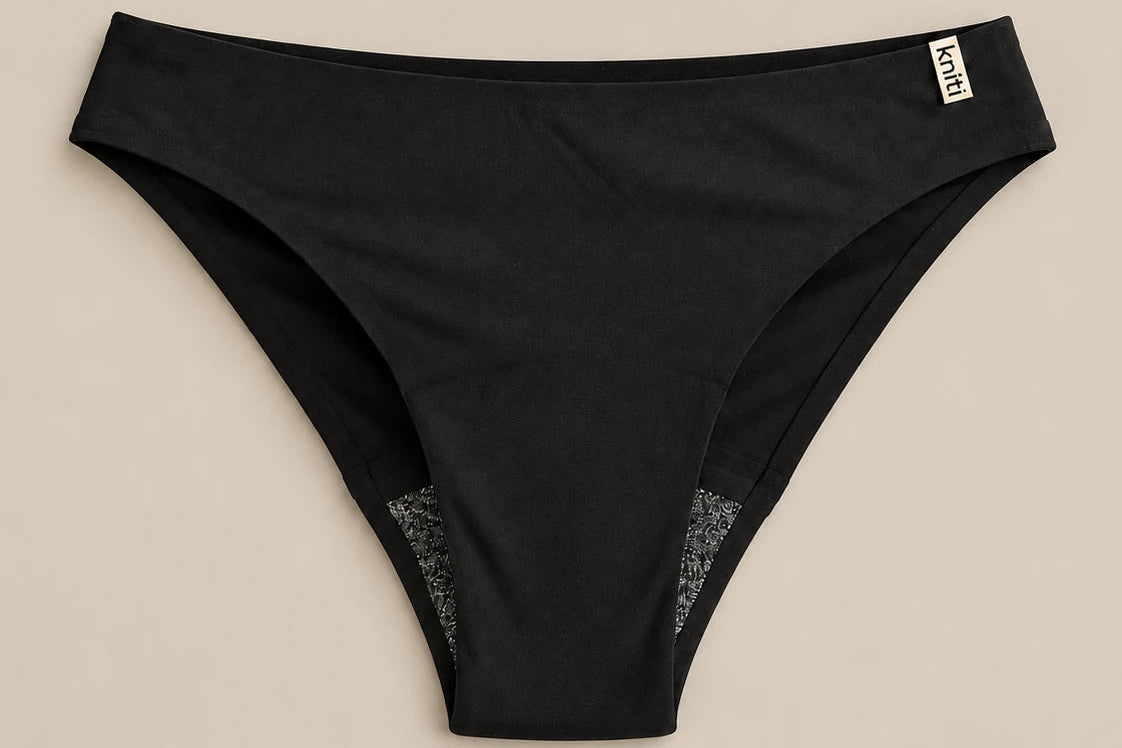Periodenslip RIo in schwarz von kniti mit Merinooberfläche für ein trockenes Gefühl. Dank TSA core Technologie kein Windelgefühl und trotzdem saugstark für bis zu 12 Tampons. 